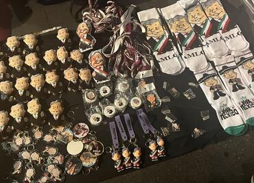Llaveros, peluches y calcetines de AMLO, protagonistas de noche mexicana en Centro Histórico