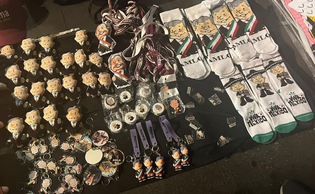 Peluches, llaveros, calcetines y pines del mandatario, entre los artículos vendidos. Foto: Selene Alonzo Romero. EL UNIVERSAL