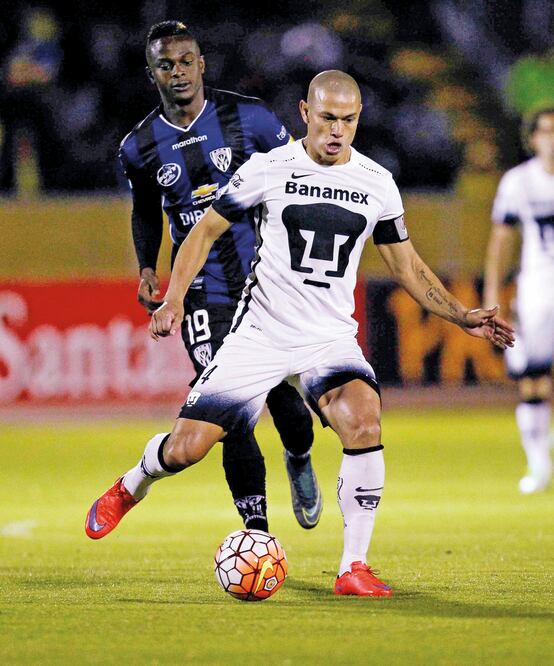 Darío Verón batalló para contener al peligroso equipo ecuatoriano (GUILLERMO GRANJA. REUTERS)