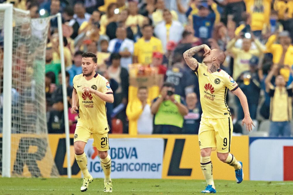 Darío Benedetto convirtió un polémico penalti, que le daba al América tranquilidad para manejar el partido (JAIME LÓPEZ. JAM MEDIA)
