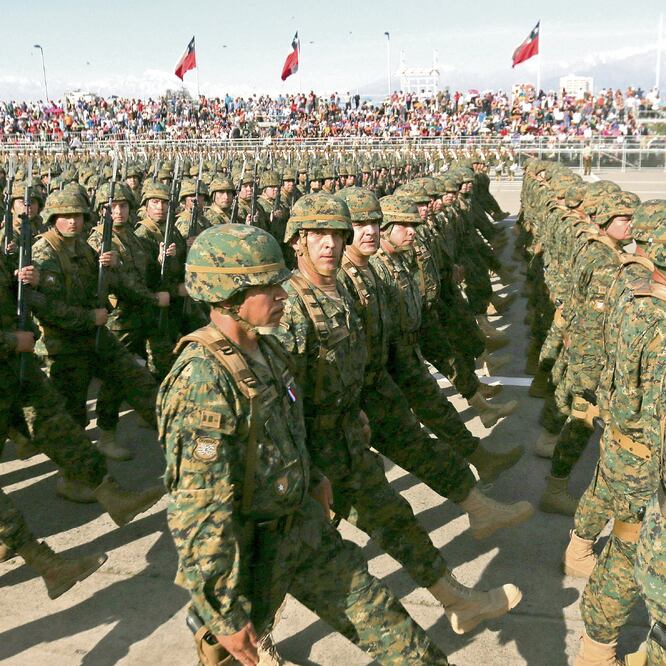 Tropas. Soldados chilenos participan en un desfile militar, el 19 de septiembre de 2016. Ayer fueron removidos 21 generales.  (CLAUDIO REYES. AFP)