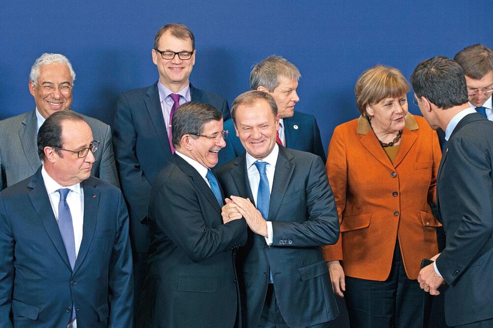 Ahmet Davutoglu, primer ministro turco (segundo a la izquierda), saluda a su par de Portugal, Antonio Costa, en la reunión de la Unión Europea con Turquía, en Bruselas (YVES HERMAN. REUTERS)