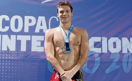 León Marchand convive con jóvenes nadadores