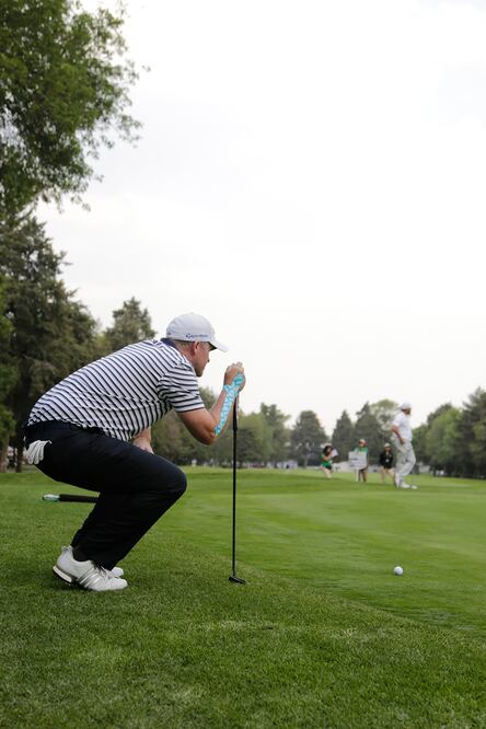 El australiano Marcus Fraser analiza su tiro en el green del hoy 18 durante el World Golf Championships de México.
