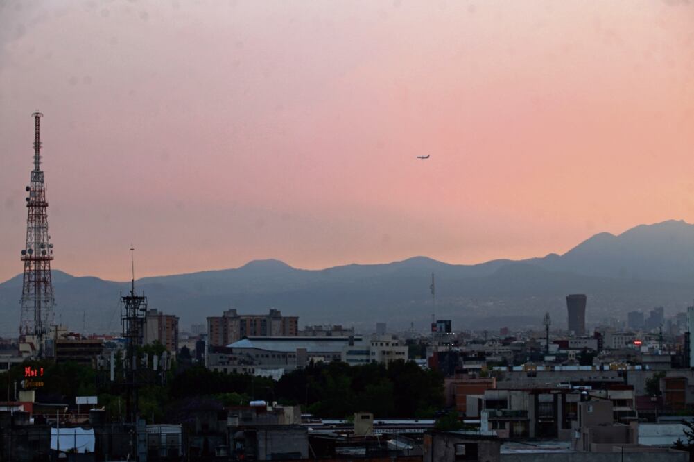 Pese a las fuertes ráfagas de viento que se registraron en días pasados, la calidad del aire empeoró (VALENTE ROSAS. EL UNIVERSAL)