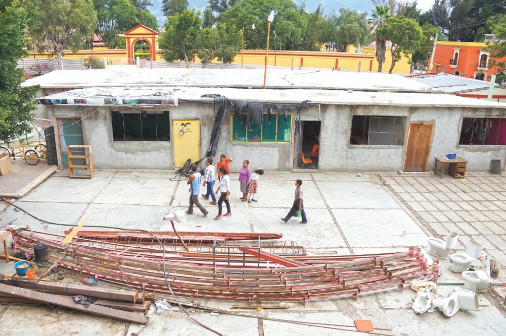 Mañana reiniciarán las obras en las escuelas donde se suspendieron los trabajos, como parte del Programa Nacional de Reconstrucción. El gobierno federal se comprometió a reactivar los trámites de pagos a las empresas constructoras. EDWIN HERNÁNDEZ