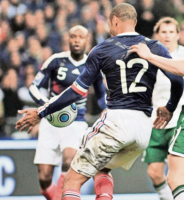 Una mano de Thierry Henry en el área irlandesa no fue marcada por el árbitró y Francia clasificó al Mundial (ARCHIVO. EL UNIVERSAL)