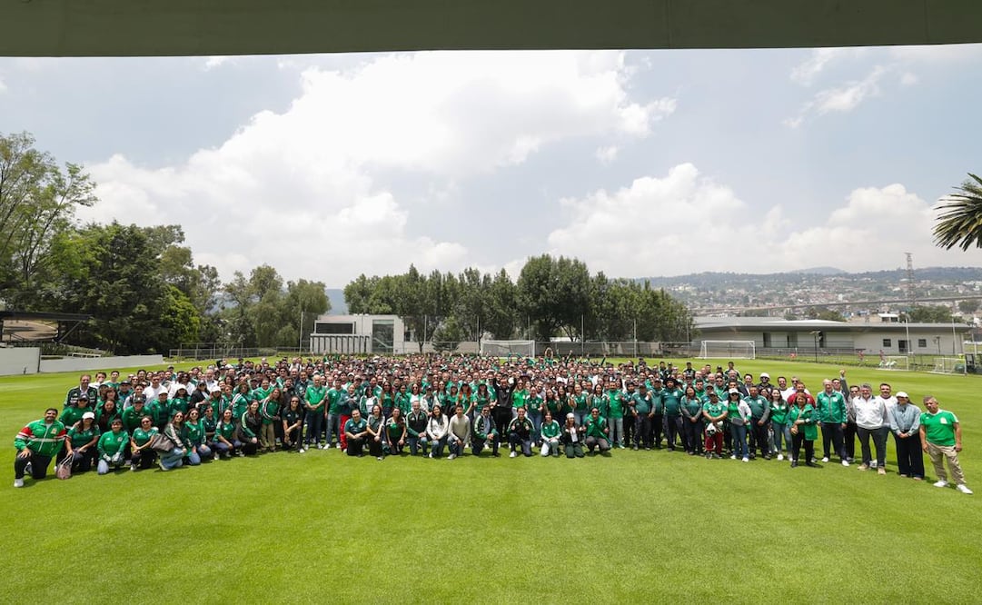 Mikel Arriola felicita a trabajadores de la FMF / Foto: Cortesía FMF
