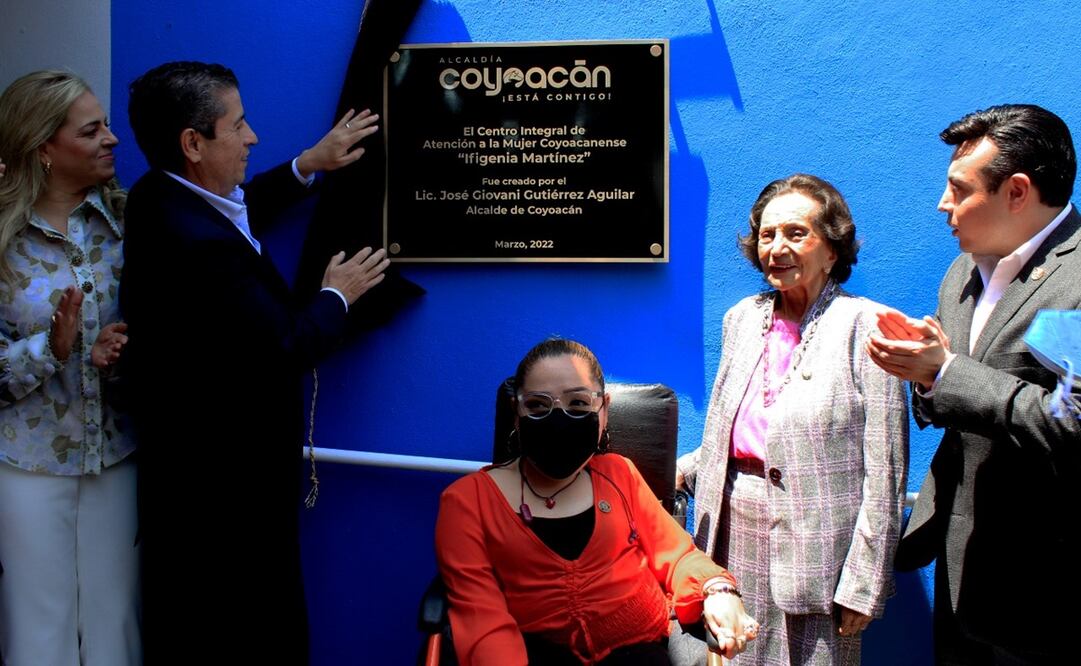 El alcalde Giovani Gutiérrez, acompañado por Obdulio Ávila Mayo, Director General de Gobierno y Asuntos Jurídicos, subrayó que este centro es también un homenaje a la senadora Ifigenia Martínez. Foto: Especial