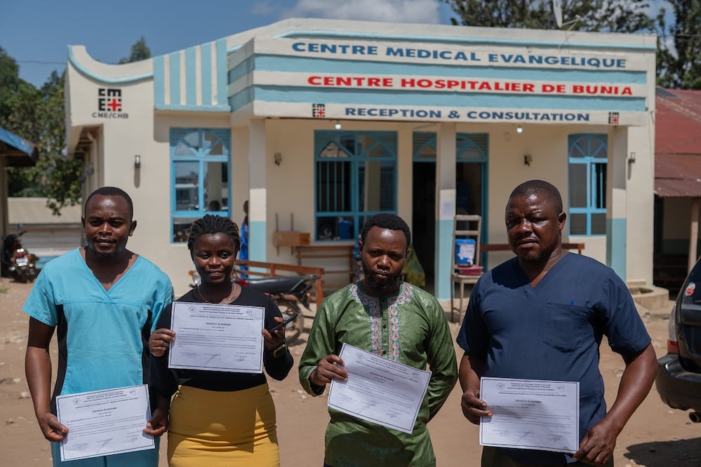 Trabajadores sanitarios que se recuperaron de ébola posan para una foto en Bunia, en la República Democrática del Congo. FOTO: MOSES SAWASAWA. AP