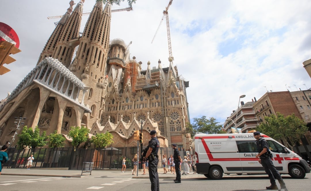 - Policías vigilan frente a la Sagrada Familia en el marco de una misa para conmemorar a las víctimas de dos ataques terroristas, en Barcelona, España, el 20 de agosto de 2017 (Foto: Xinhua)