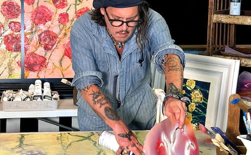 Johnny Deep llevará su faceta más artística a China; inaugurará exposición con más de 100 de sus obras
