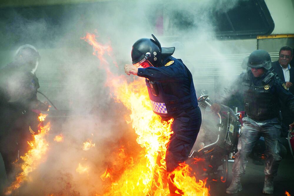 En el Hemiciclo a Juárez, encapuchados lanzaron bombas molotov a granaderos, uno de los cuales se vio envuelto en fuego (Foto: Cristopher Rogel Blanquet / EL UNIVERSAL)