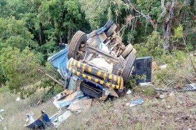 Volcadura deja un muerto y dos heridos en Oaxaca