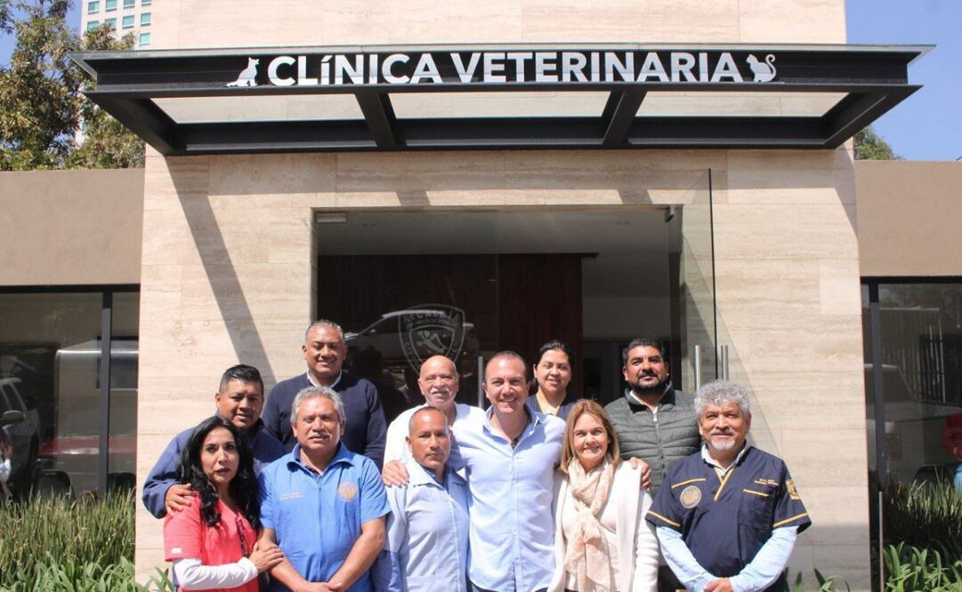 El alcalde de Cuajimalpa, Carlos Orvañanos, se compromete a fortalecer el servicio de la clínica veterinaria de la alcaldía (22/10/2024). Foto: Especial