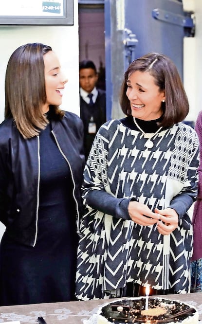 Esmeralda Pimentel (izq.) felicitó a Nuria. FOTO: JUAN CARLOS REYES GARCÍA. EL UNIVERSAL