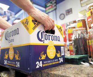 Empujan Modelo y Corona los ingresos de Constellation