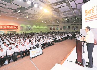 Juan Díaz recibe toma de nota como dirigente del SNTE