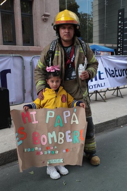 "En sus marcas, ¿listos?..." bomberos corren la Torre Reforma en carrera vertical