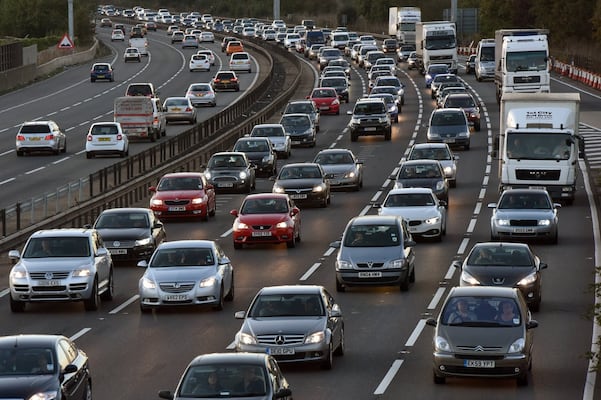 Unión Europea mete reversa y ya no prohibirá la venta de automóviles de combustión en 2035