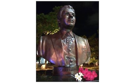 Develan escultura en honor a Juan Gabriel en Cancún