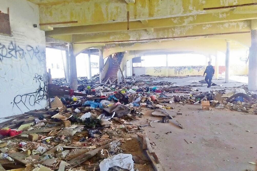 El operativo en el que las autoridades arrestaron a las 15 personas se realizó tres días después de que el edificio se quemara y bomberos sofocaran las llamas. (CORTESÍA AYUNTAMIENTO DE TIJUANA)