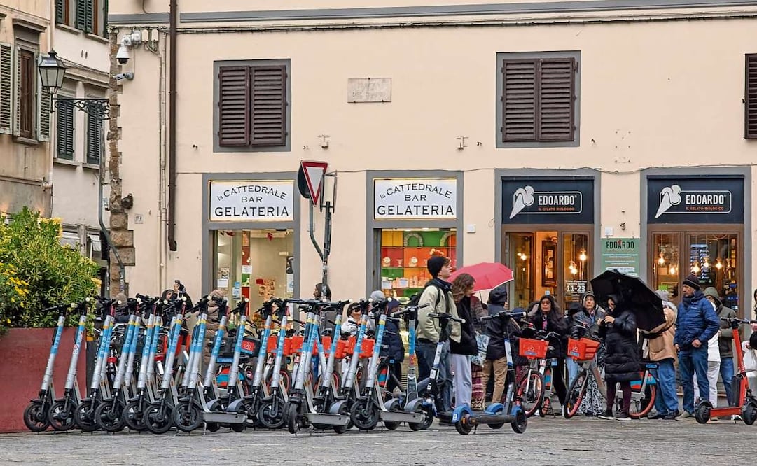 Scooters de alquiler, en una plaza histórica cerca de la Catedral de Florencia, el 22 de noviembre de 2025. Foto de Michael Nguyen/ AFP