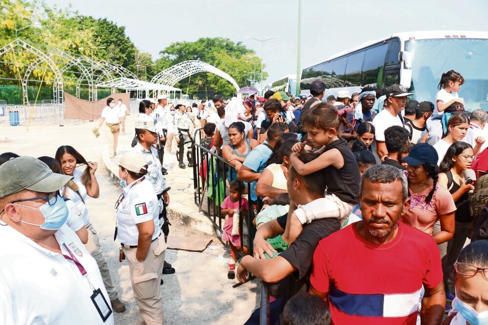 Los migrantes fueron trasladados de Tapachula a Tuxtla Gutiérrez, San Cristóbal de las Casas y Comitán. Foto: María de Jesús Peters / EL UNIVERSAL