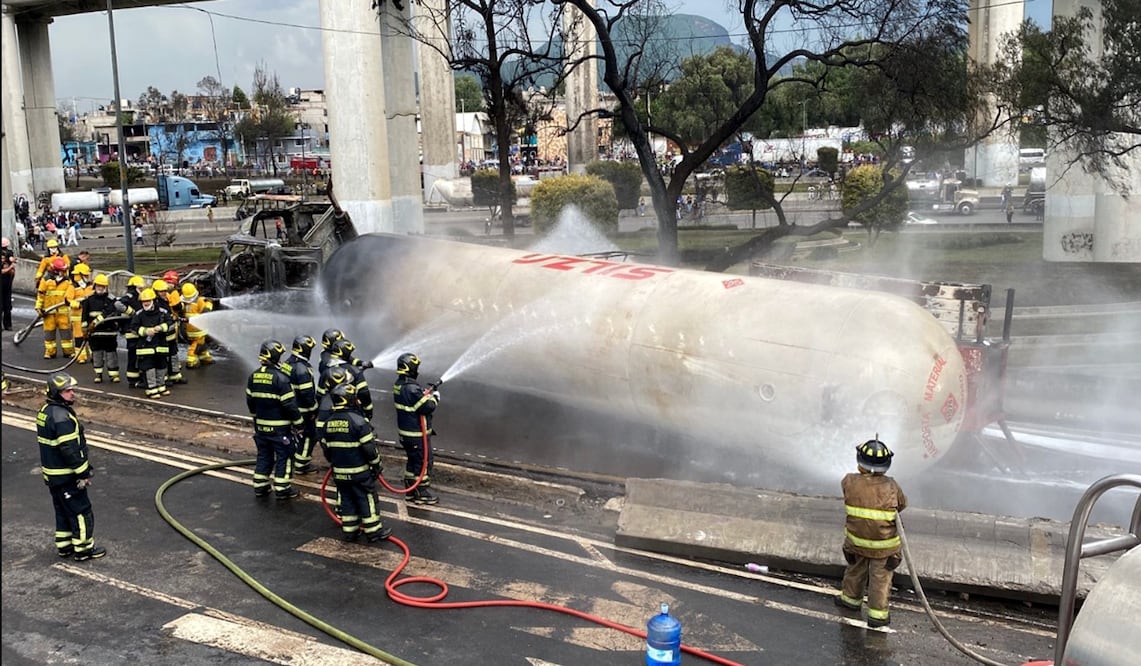 Una pipa de gas volcó y explotó en el bajo Puente de la Concordia en la alcaldía Iztapalapa, el miércoles 10 de septiembre de 2025. Foto: Valente Rosas/EL UNIVERSAL
