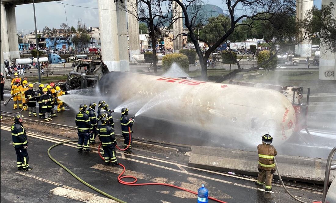 Una pipa de gas volcó y explotó en el bajo Puente de la Concordia en la alcaldía Iztapalapa, el miércoles 10 de septiembre de 2025. Foto: Valente Rosas/EL UNIVERSAL