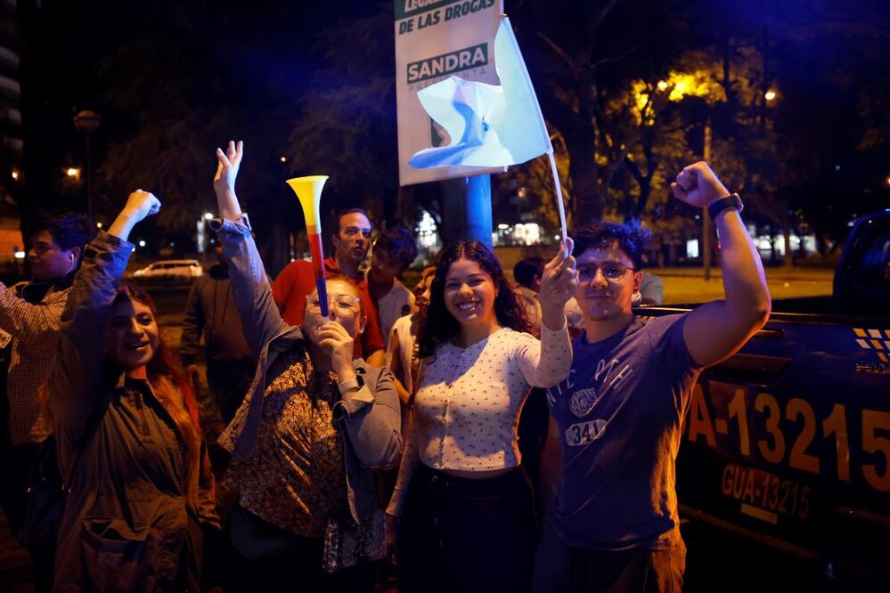 Seguidores del presidente electo de Guatemala, Bernardo Arévalo, celebran el resultado de las elecciones hoy en Ciudad de Guatemala (Guatemala). El académico de 64 años Bernardo Arévalo de León, de la agrupación política progresista, fue elegido este domingo como el nuevo presidente de Guatemala tras superar en las elecciones a la ex primera dama Sandra Torres Casanova. FOTO: ESTEBAN BIBA. EFE
