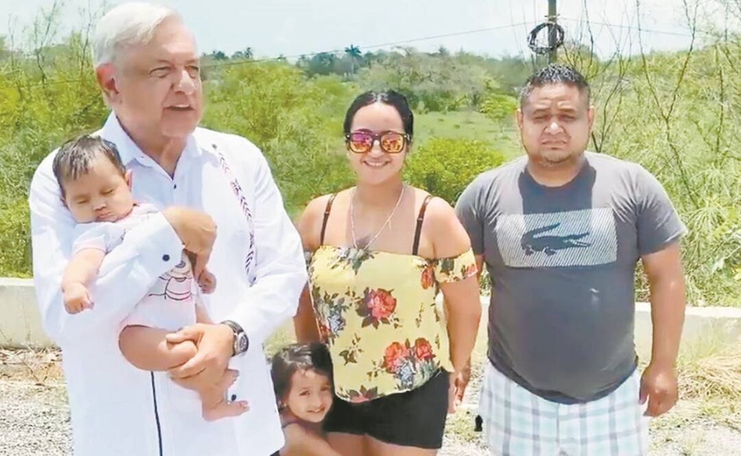 En un video difundido en redes se ve al Presidente mientras carga a una bebé. Foto: Tomada de video