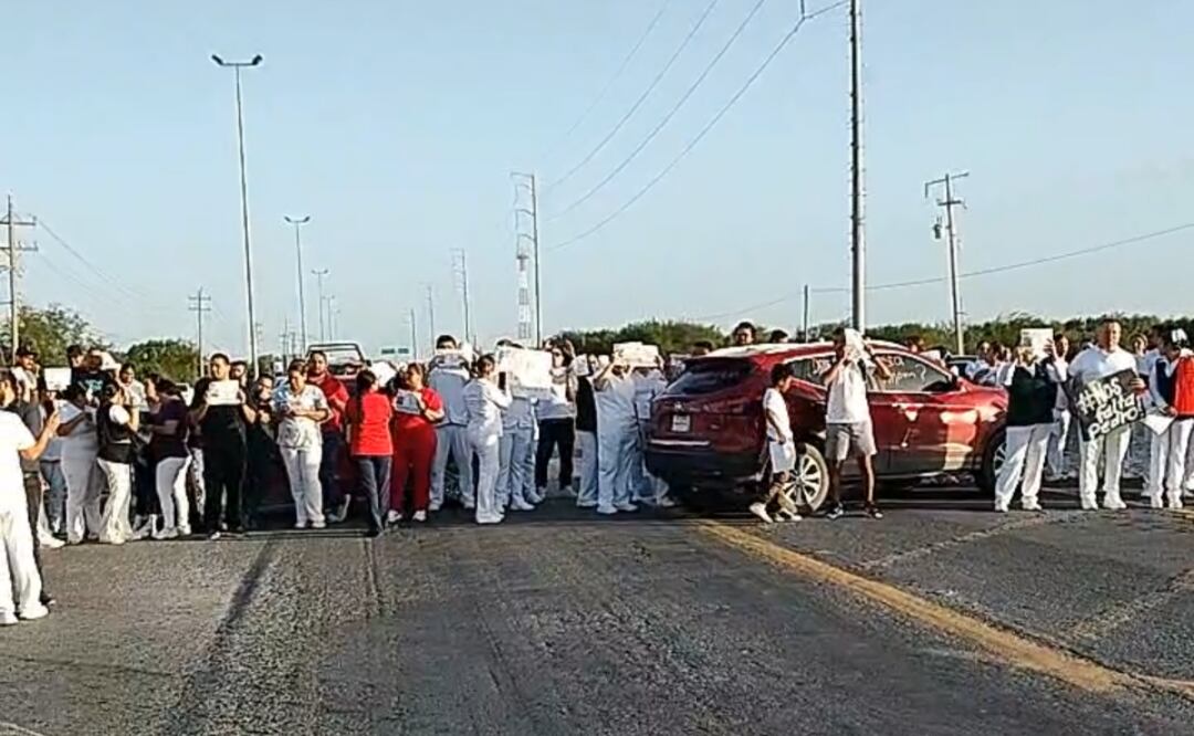 Bloqueo en carretera Reynosa-San Fernando por desaparición de enfermero que viajaba de Nuevo León a Tamaulipas (17/06/2025). Foto: Especial