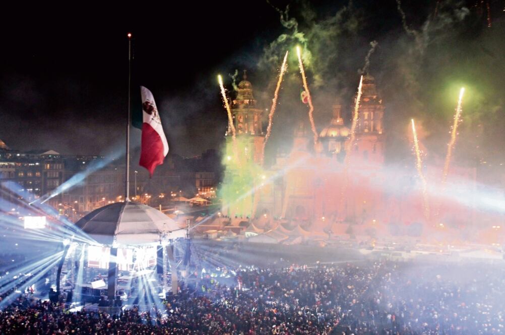 Este año la duración del espectáculo de pirotecnia en el Zócalo será alrededor de 15 minutos; en 2015 fue de 12 minutos, y en 2014, de 25 minutos (ARCHIVO. EL UNIVERSAL)