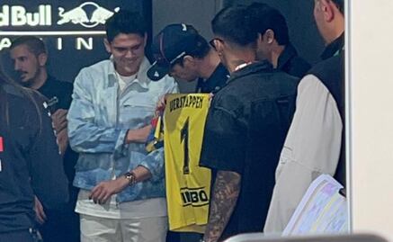 Max Verstappen recibe un jersey del América; "Le dijimos que gane", reveló Brian Rodríguez