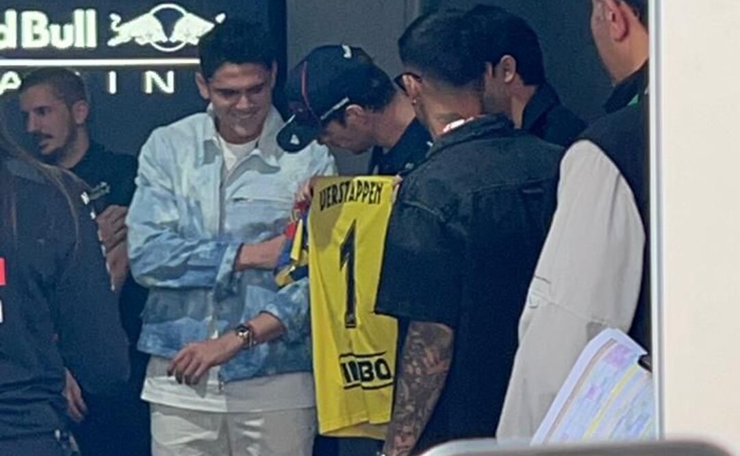 Jugadores del América regalan playera a Max Verstappen / Foto: Nicolás Schiller - EL UNIVERSAL