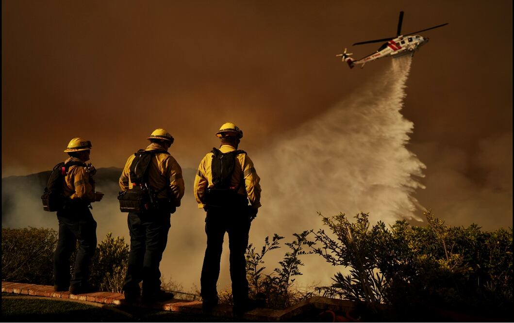 Equipos de búsqueda rescatan a las personas fallecidas en los devastadores incendios de Los Ángeles al desplazarse de casa en casa; mientras, bomberos se preparan para los vientos huracanados que podrían avivar los incendios, el 13 de enero de 2025. Foto: AFP