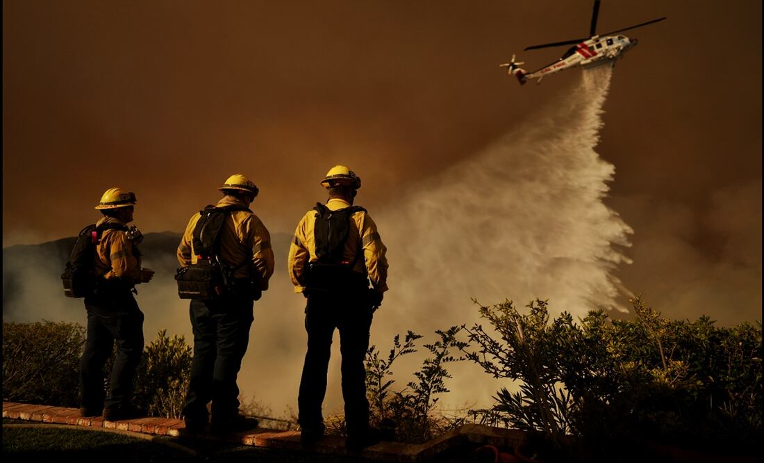 Equipos de búsqueda rescatan a las personas fallecidas en los devastadores incendios de Los Ángeles al desplazarse de casa en casa; mientras, bomberos se preparan para los vientos huracanados que podrían avivar los incendios, el 13 de enero de 2025. Foto: AFP