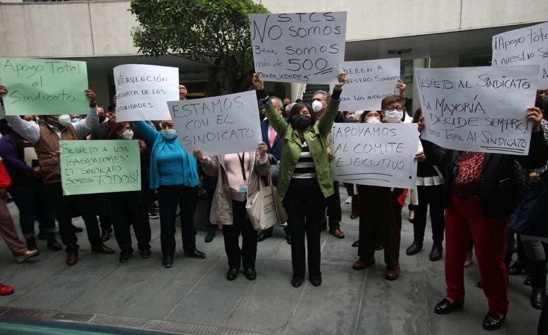 Manifestantes amenazaron con ingresar por la fuerza al Salón de Sesiones. Foto: Carlos Mejía
