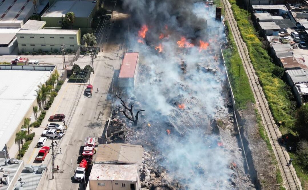 Incendio en una recicladora de Tijuana. Desalojaron a más de 300 personas. FOTO: Especial