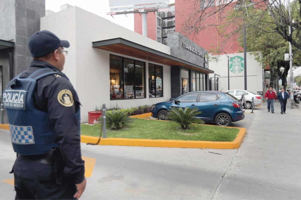 El asalto con violencia al Starbucks ubicado en avenida Revolución y calle Tintoreto, en la colonia Santa María Nonoalco, delegación Benito Juárez, ocurrió alrededor de las 21:15 horas del miércoles pasado. Foto: FOTOS: VALENTE ROSAS Y ESPECIALES