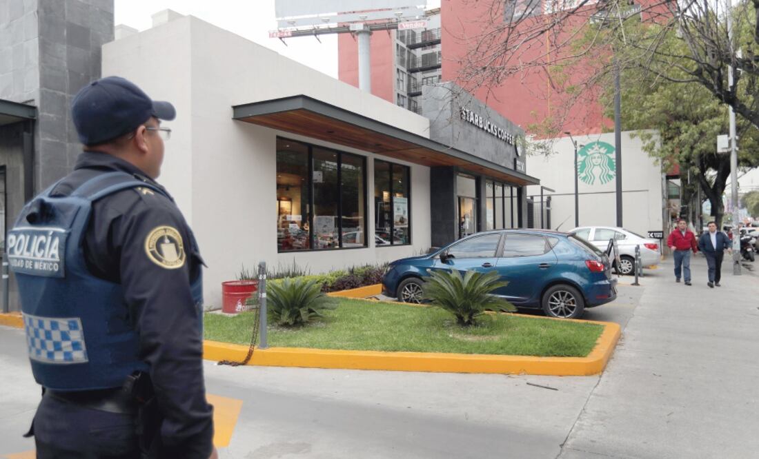El asalto con violencia al Starbucks ubicado en avenida Revolución y calle Tintoreto, en la colonia Santa María Nonoalco, delegación Benito Juárez, ocurrió alrededor de las 21:15 horas del miércoles pasado. Foto: FOTOS: VALENTE ROSAS Y ESPECIALES