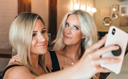 Joven se vuelve viral por quemar el cabello de su amiga en medio de un reto de Tik Tok que sale mal