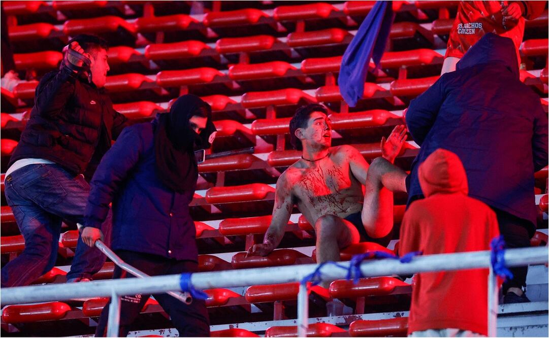 La violencia se desató en el Independiente vs U de Chile. FOTO: EFE
