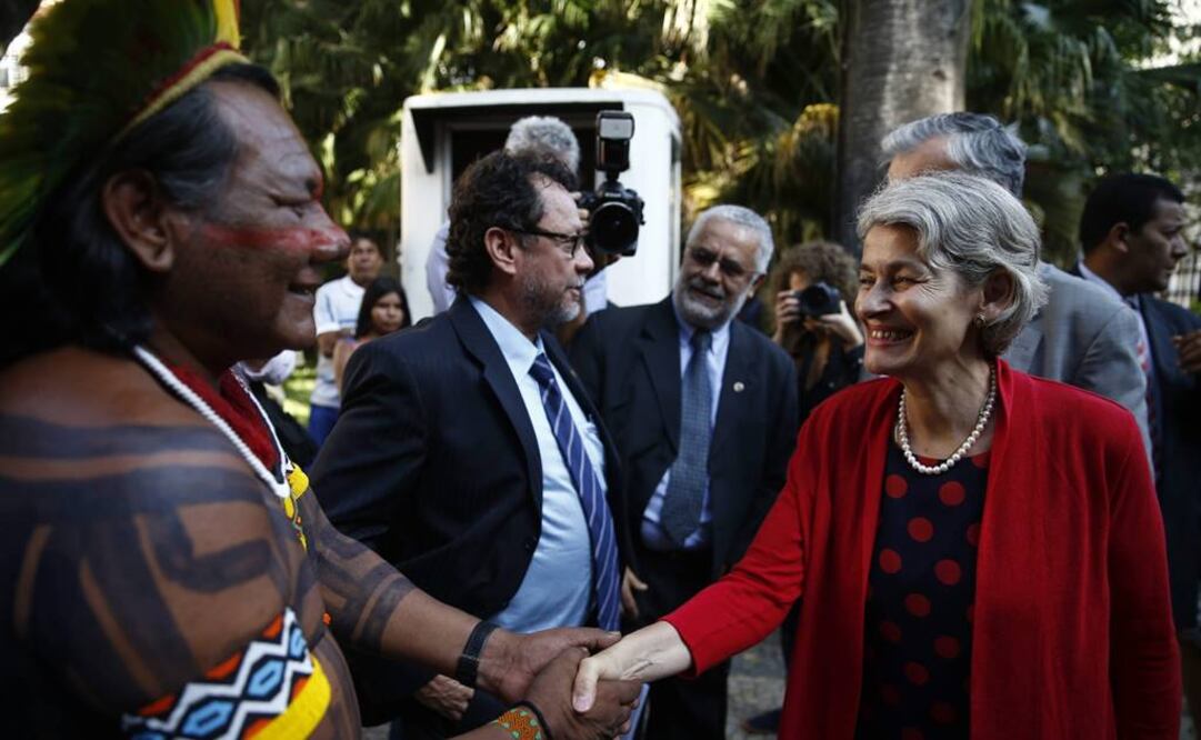 La directora general de la Unesco, Irina Bukova (d), saluda al cacique de la etnia Caiapó, Akiaboro Kayapó. (FOTO: EFE)