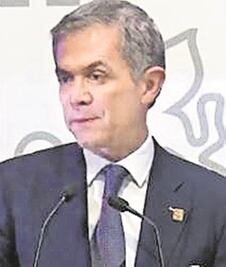 Mancera festeja la llegada de otra carrera