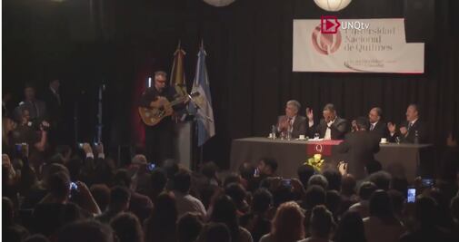 Correa, presidente de Ecuador, canta "Sólo le pido a Dios"