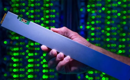 La primera SSD con forma de regla de Intel almacena 32 TB