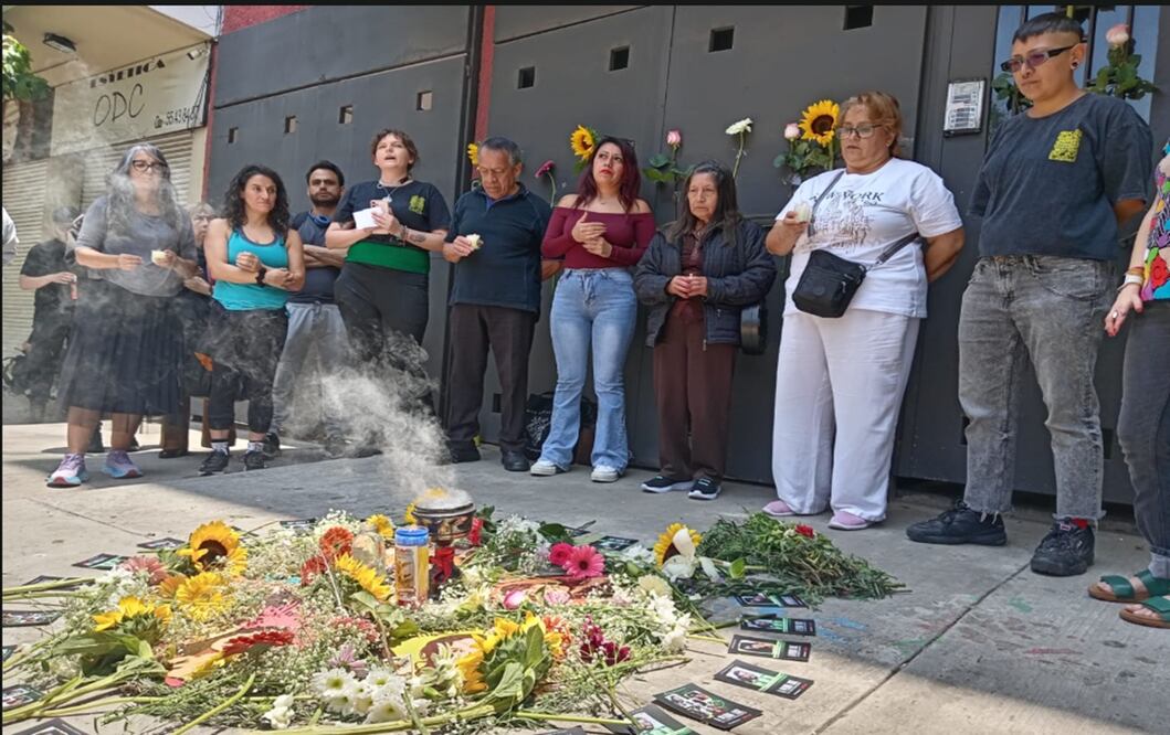 Con una ceremonia, pintas en la calle y la develación de una Marca de Memoria se realizó un homenaje a las cinco víctimas del multihomicidio de la colonia Narvarte, en la Ciudad de México, el 1 de agosto de 2025. Foto: Fabián Evaristo /EL UNIVERSAL