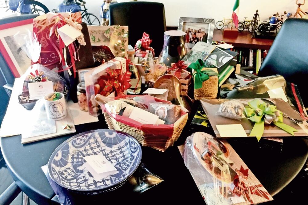 De pronto, las redondas mesas de trabajo se llenaron de regalos para los senadores. (JUAN ARVIZU)